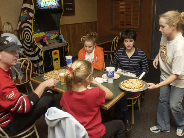 A family dines at Micheleo's.