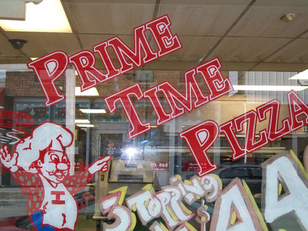 The front window of Prime Time Pizza.